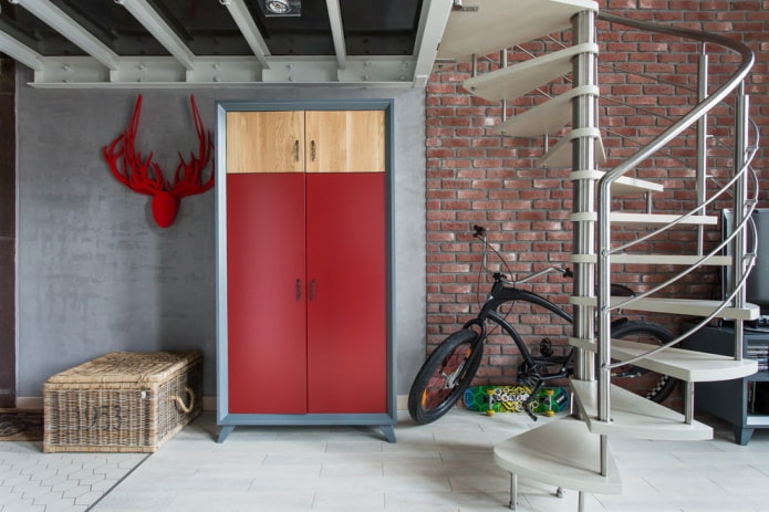 Korridor im Loft-Stil im Inneren des Hauses