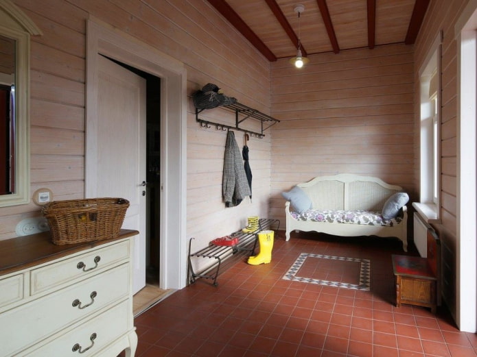 Möbel im Inneren des Flurs im Provence-Stil