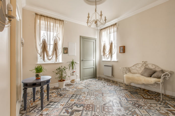 Dekor und Accessoires im Inneren des Flurs im Provence-Stil