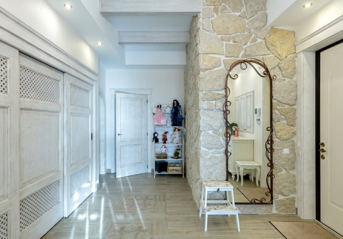 Flurdekoration im Provence-Stil