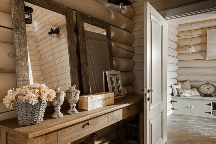 Dekor und Accessoires im Inneren des Flurs im Provence-Stil