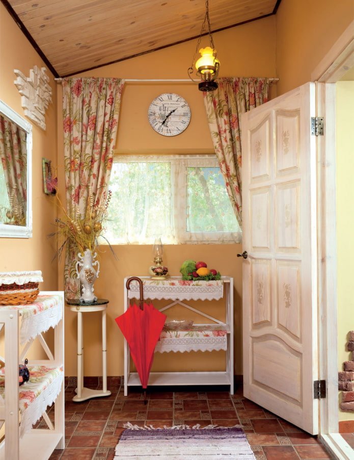 Farbschema des Flurs im Provence-Stil
