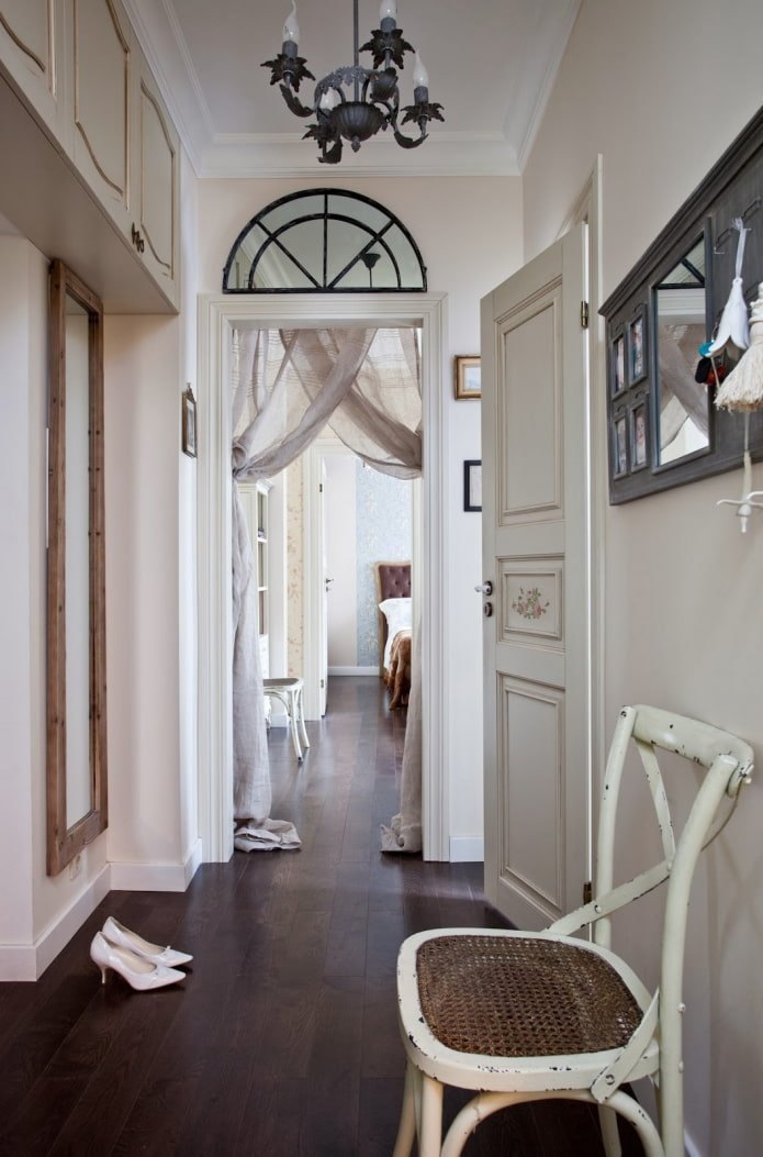 Flur-Innenarchitektur im Provence-Stil