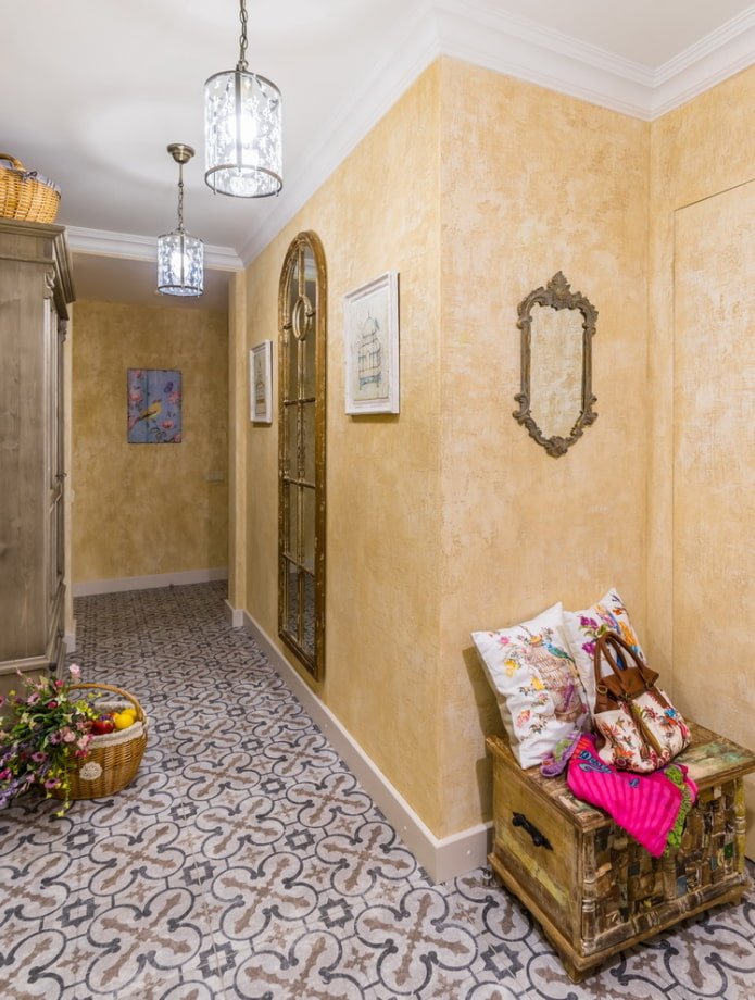 Dekor und Accessoires im Flur im Provence-Stil