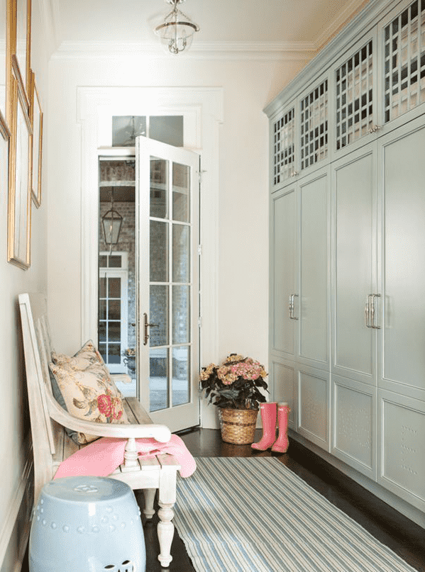 Dekor und Accessoires im Inneren des Flurs im Provence-Stil