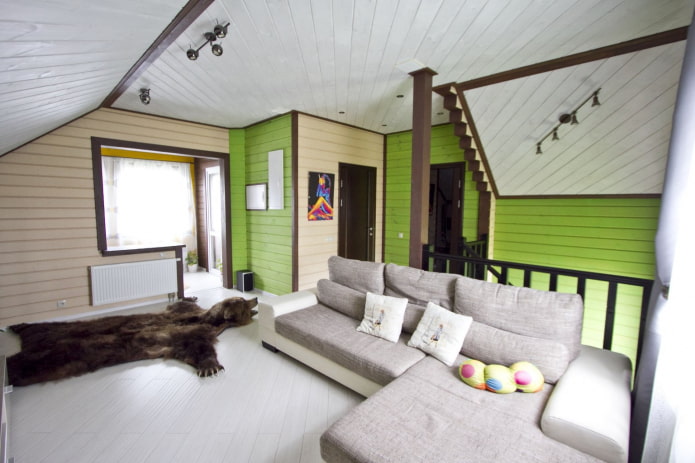 weißes, grünes und beiges Wohnzimmer in einem Holzhaus