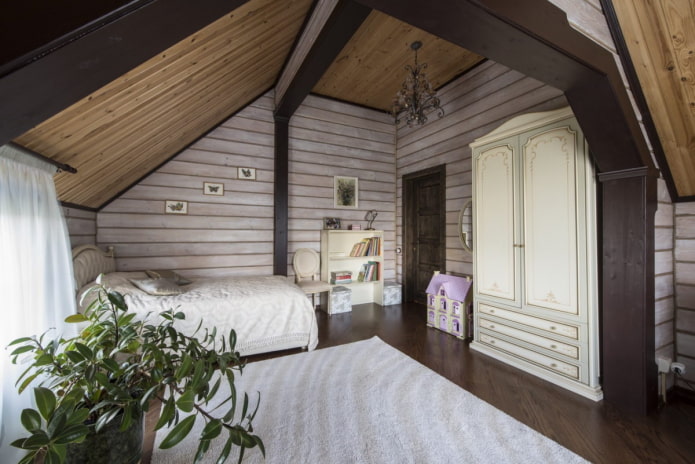 beige-braunes Kinderzimmer in einem Holzhaus