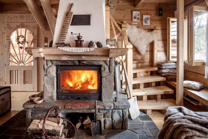Steinofen in einem Holzhaus