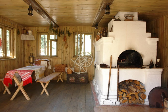 Eingangsbereich mit Ofen in einer russischen Hütte