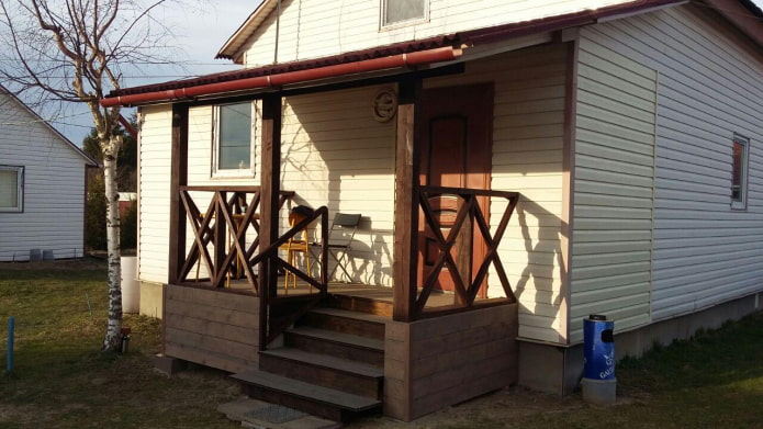 Holzveranda neben dem Haus