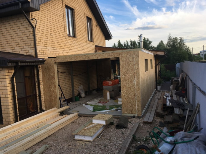 eine an das Haus angebaute Garage