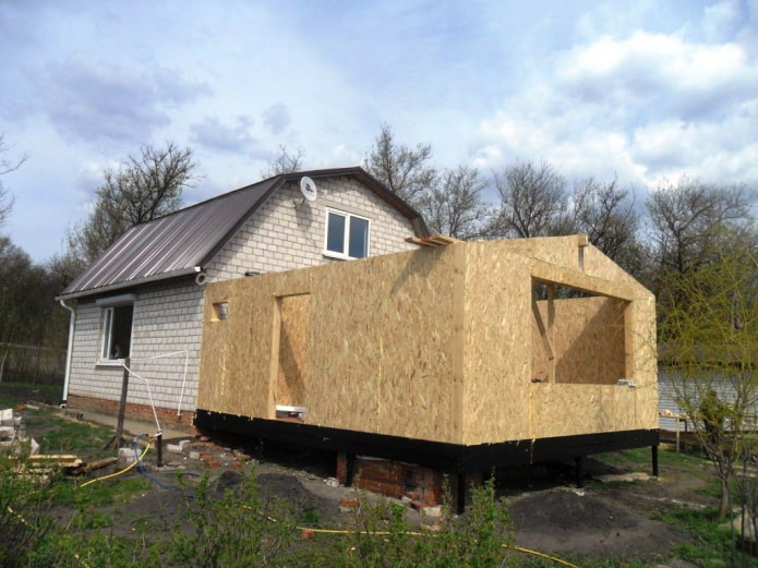Anbau eines Betonhauses aus SIP-Platten