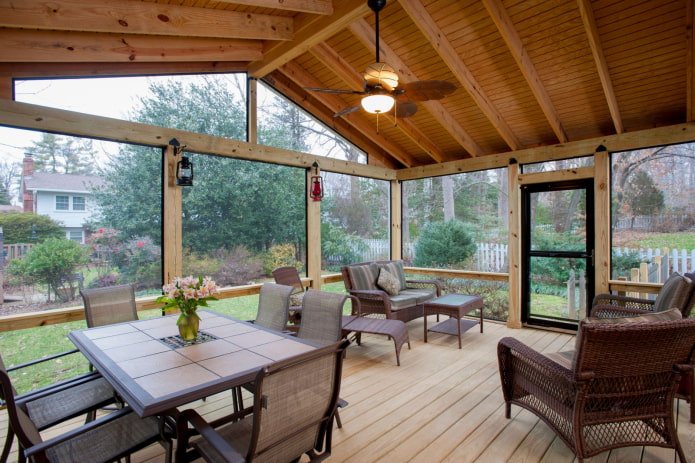 große Holzveranda