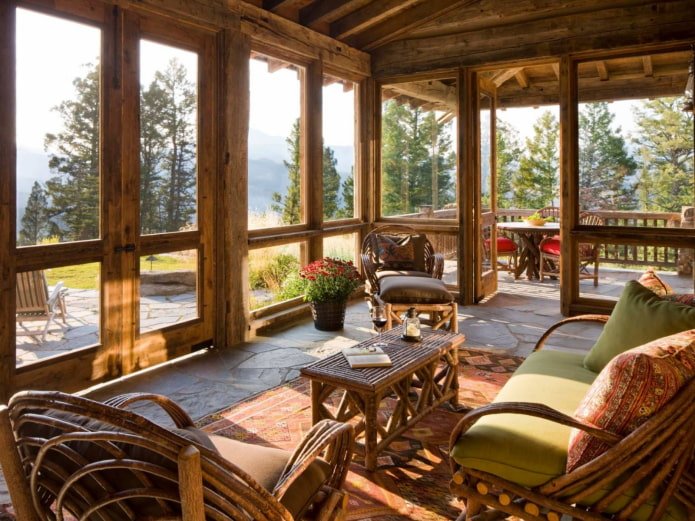 Holzveranda im Chalet-Stil