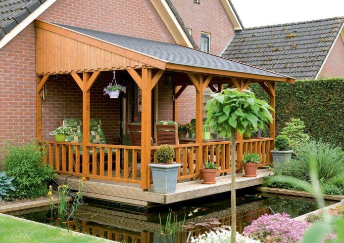 Holzveranda zum Haus