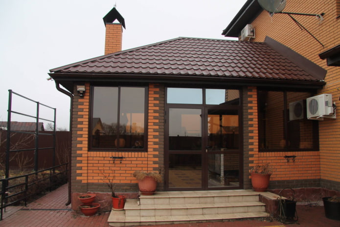 Ziegelveranda zum Haus