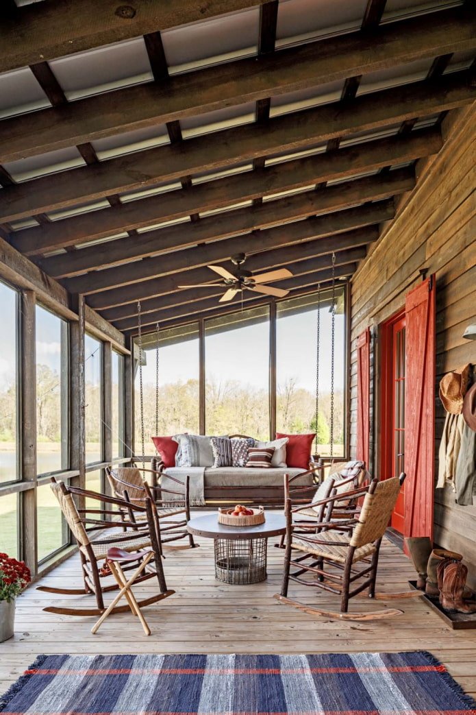 Holzanbau im Chalet-Stil
