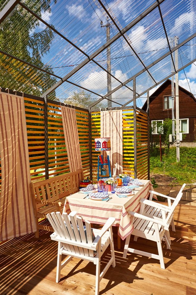 Esszimmer auf einer offenen Veranda