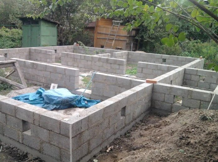 quadratische Lüftungsöffnungen in einem Blockfundament