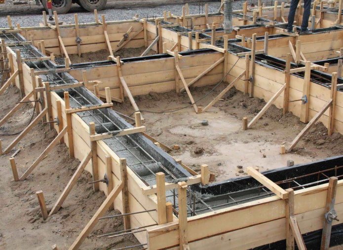 Anordnung runder Lüftungsöffnungen in einem Streifenfundament