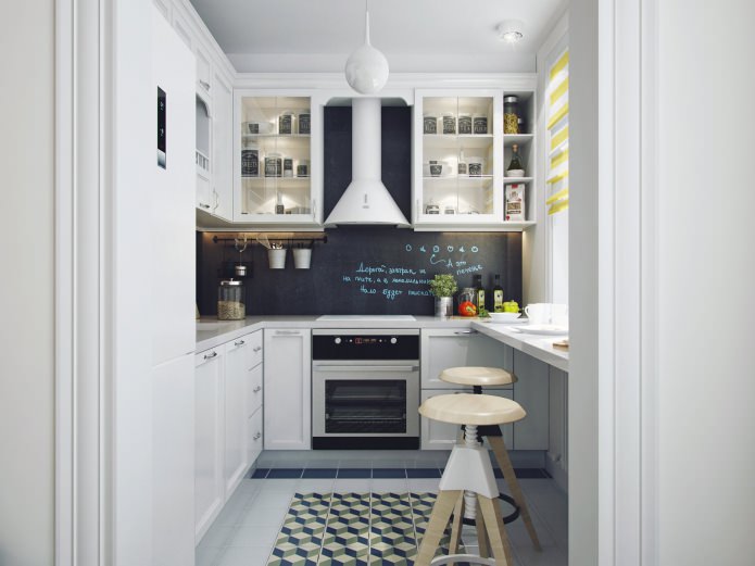 Kücheninterieur mit weißer Küchengarnitur