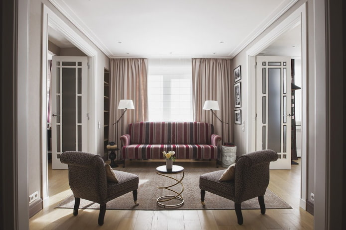 Wohnzimmer mit zwei großen Gängen