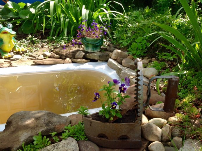 Teich aus einer alten Badewanne