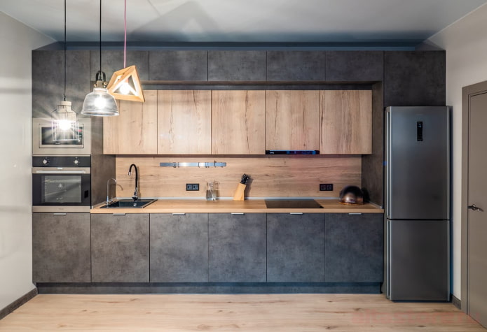 Kühlschrank in einer geraden Küche