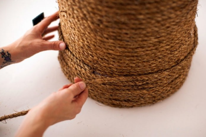 Dekorierter Eimer aus Jute