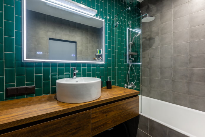 Versetzte Fliesenanordnung im Badezimmer