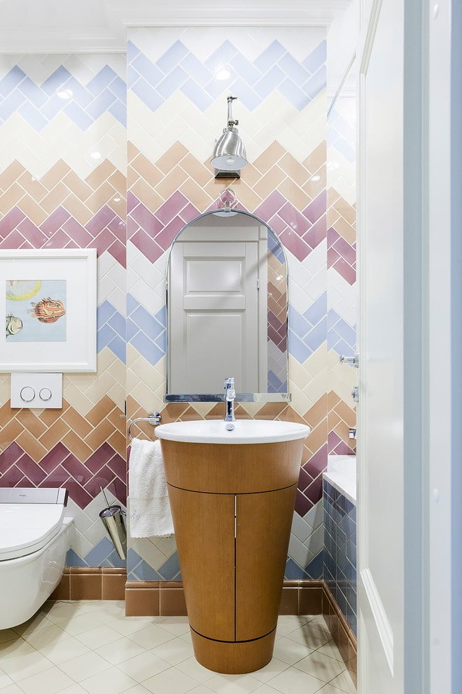 Fischgrätmuster-Fliesenanordnung im Badezimmer
