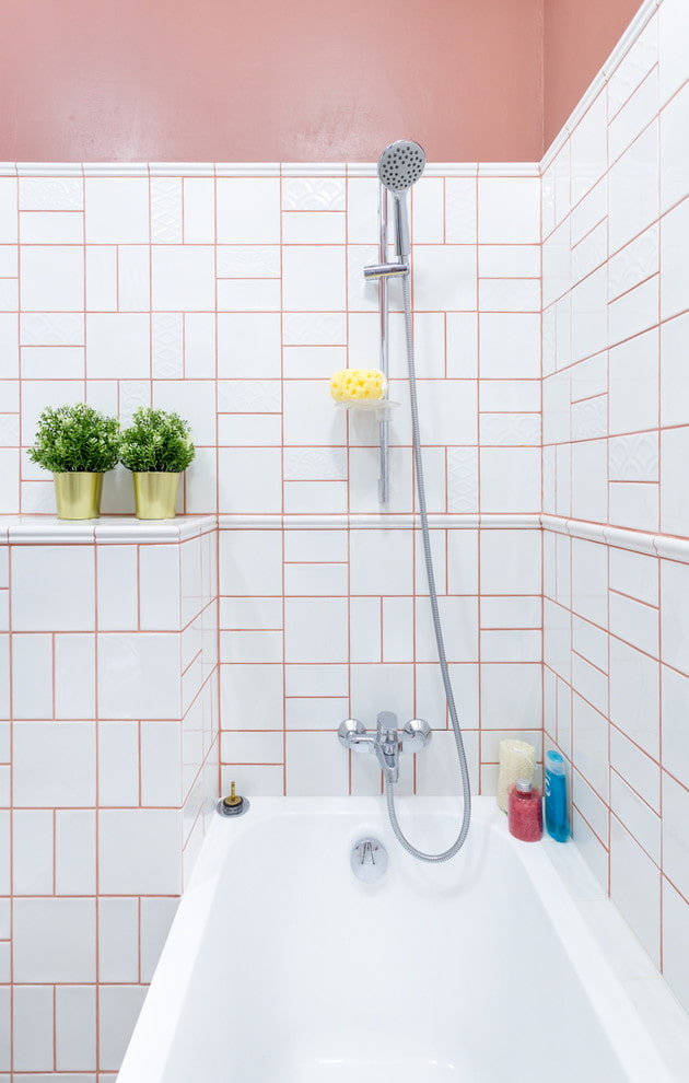 Modulares Fliesenlayout im Badezimmer