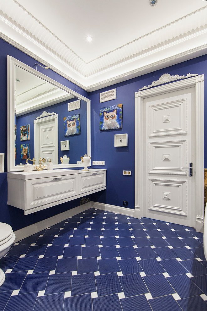 Fliesenanordnung auf dem Boden im Badezimmer