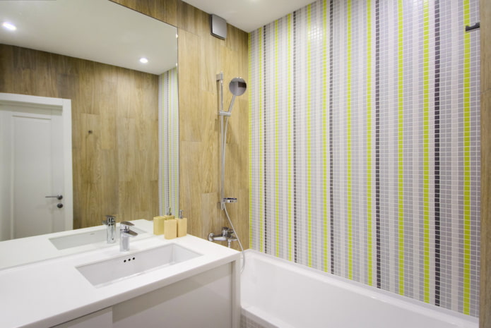 Lineares Fliesenlayout im Badezimmer
