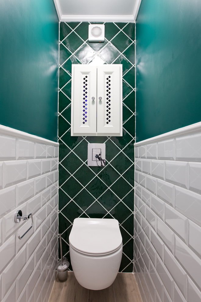 Fliesenanordnung im Toiletteninneren