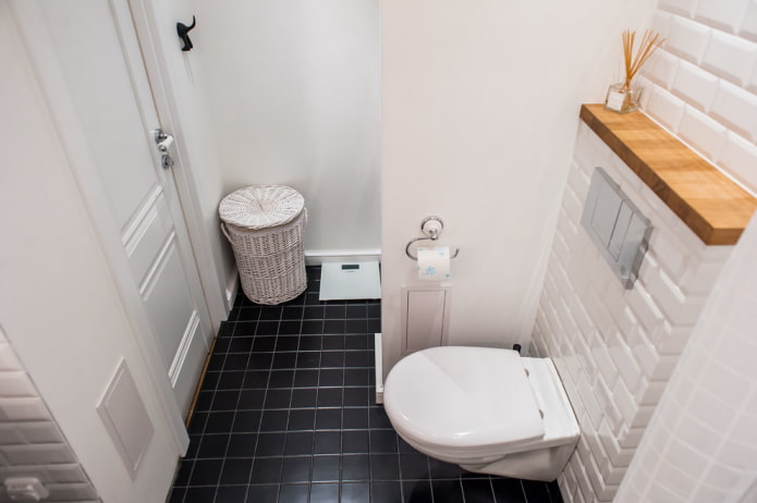 Fliesenanordnung auf dem Boden im Badezimmer