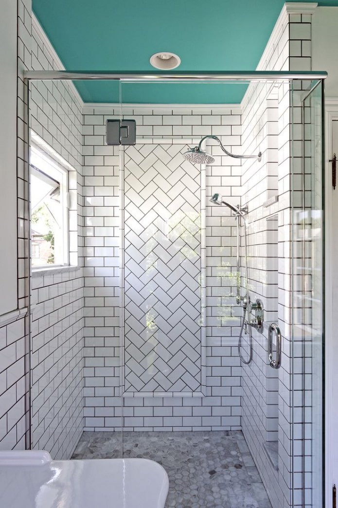 Fliesenanordnung an den Wänden im Badezimmer