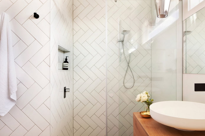 Fliesenanordnung an den Wänden im Badezimmer