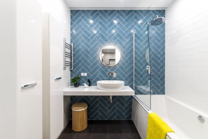 Fliesenanordnung an den Wänden im Badezimmer