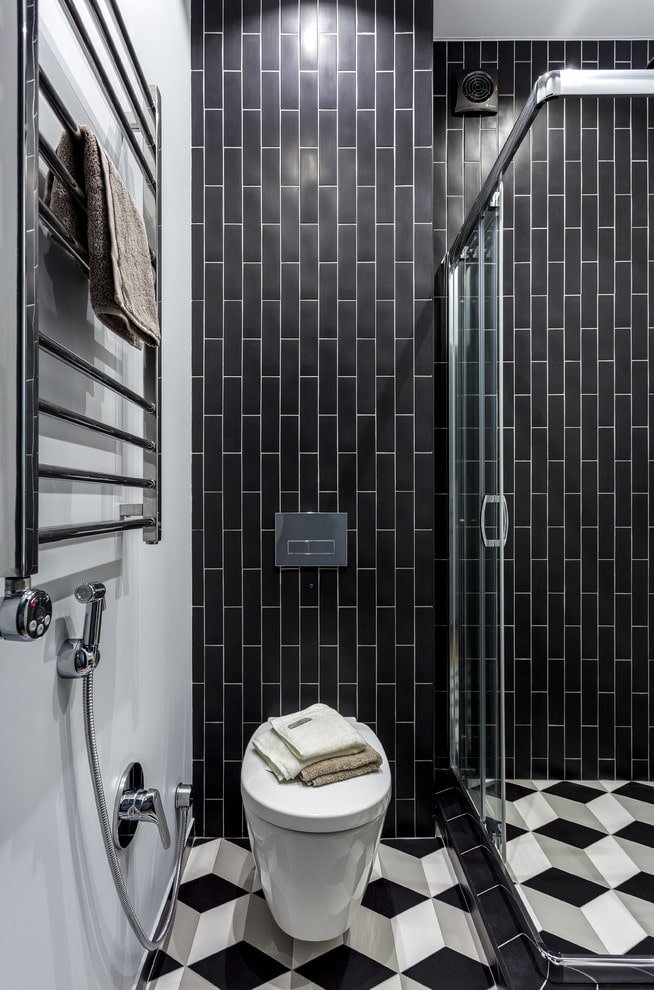 Fliesenanordnung an den Wänden im Badezimmer
