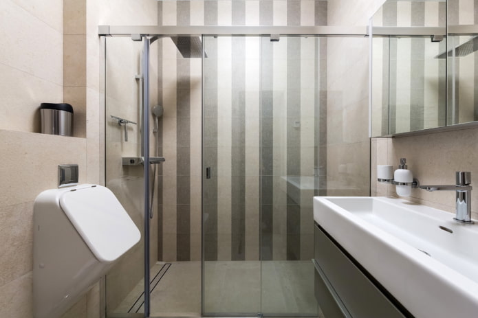 Fliesenanordnung an den Wänden im Badezimmer