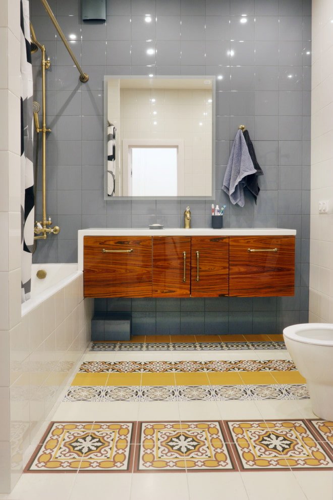 Fliesenanordnung auf dem Boden im Badezimmer