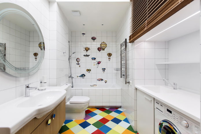 Fliesenanordnung auf dem Boden im Badezimmer