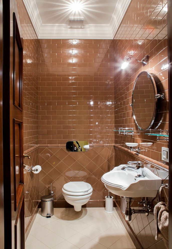 Fliesenanordnung im Toiletteninneren
