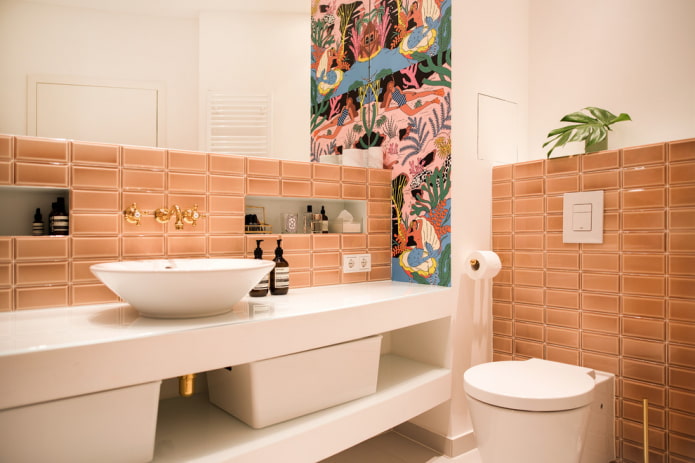Fliesenanordnung im Toiletteninneren