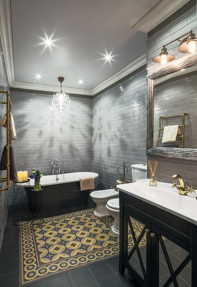 gefliestes Teppichlayout im Badezimmer