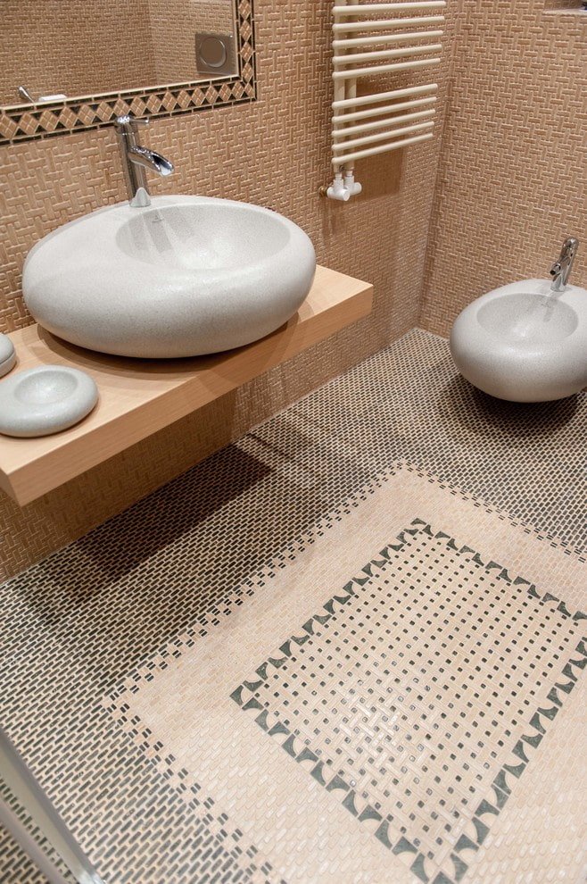 gefliestes Teppichlayout im Badezimmer