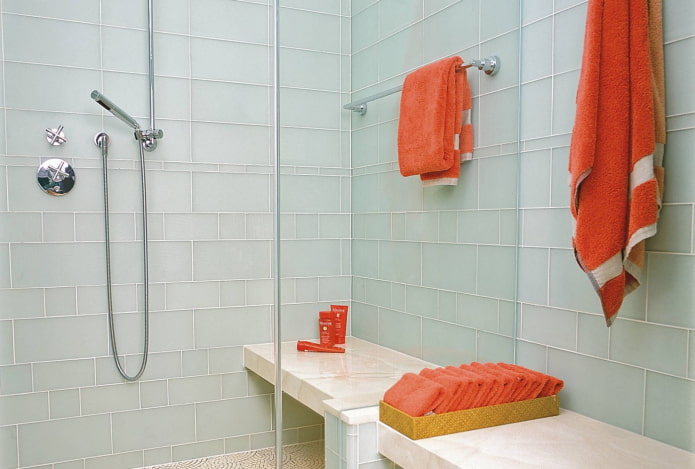 Modulares Fliesenlayout im Badezimmer