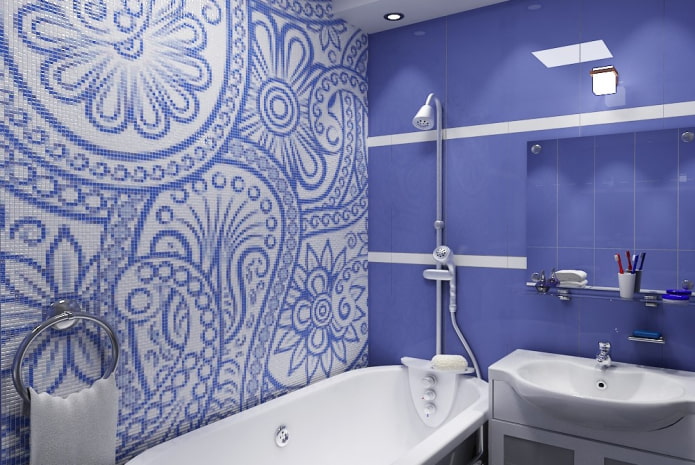 Fliesenlayout mit Ornament im Badezimmerinterieur