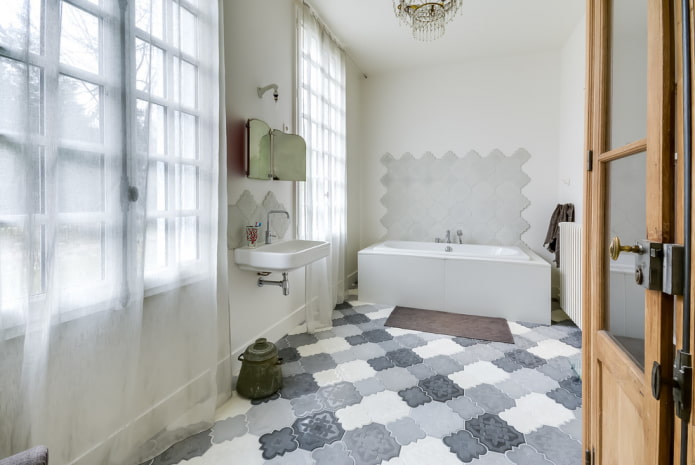 Fliesenanordnung auf dem Boden im Badezimmer